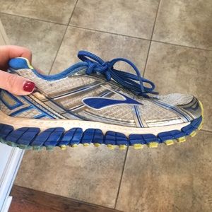 Brooks Adrenaline running shoes size 7